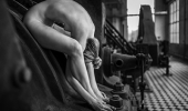 Mensch und Maschine – Aktfotografie an einer alten Turbine und Studioline